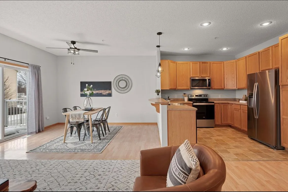 2 bed, 1.5 bath, 1573 sqft, $2,200 — Photo 2