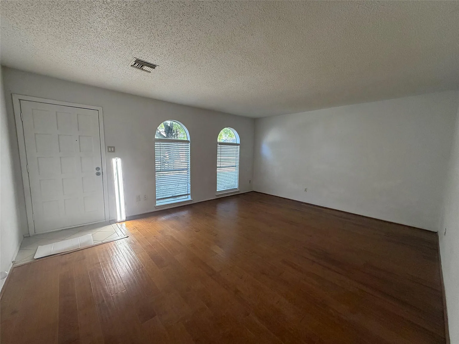 2 bed, 1.5 bath, 1024 sqft, $1,800 — Photo 3