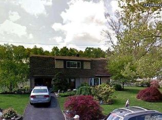 27 Honeysuckle Ln, Holtsville, NY 11742