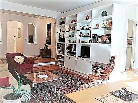 Sold by R New York | media 7