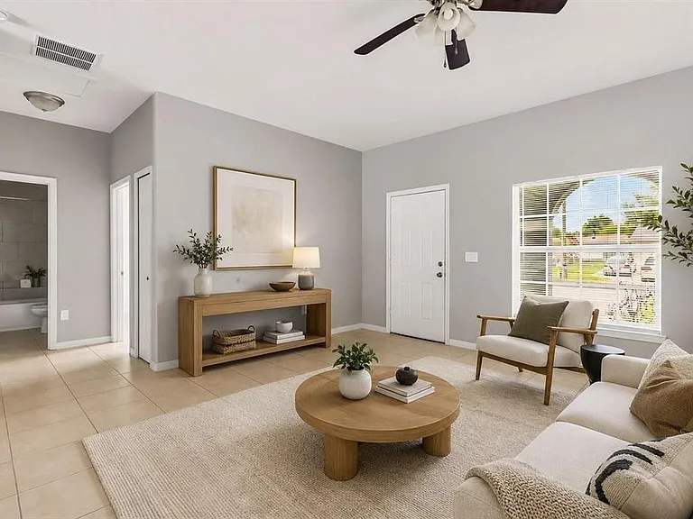 677 Royalty Ct — Photo 2