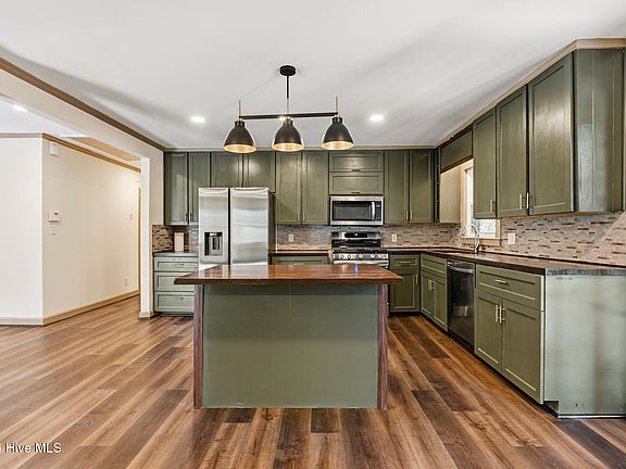 5th image of 802 Roberdel Road