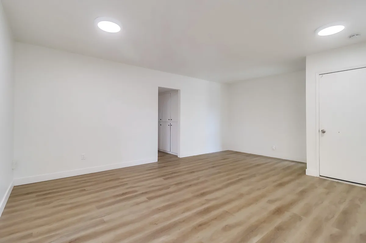 Building Photo - 8650-8656 Hurlbut St #8650