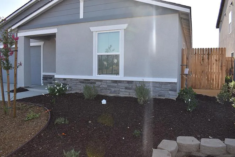 4 bed, 3.0 bath, 1862 sqft, $2,350 — Photo 2