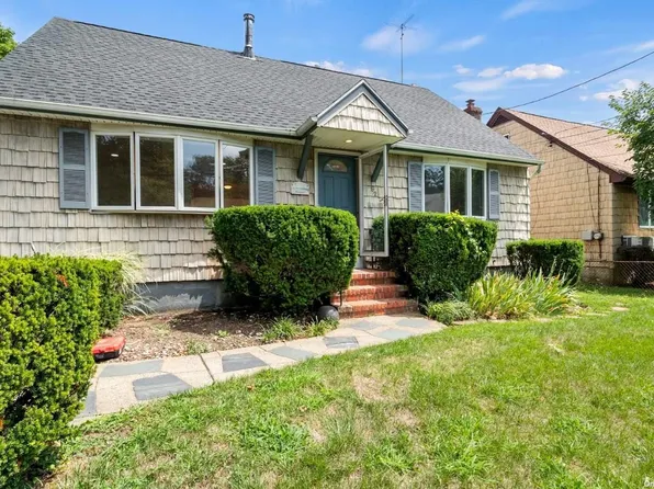 92 Burnham Avenue, Roslyn Heights, NY 11577