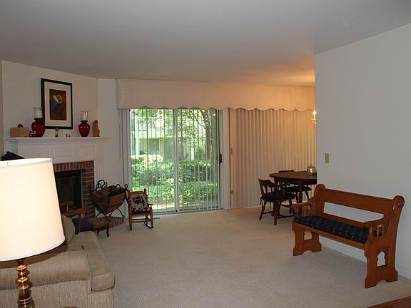 4th image of 716 Burr Oak Ln APT D