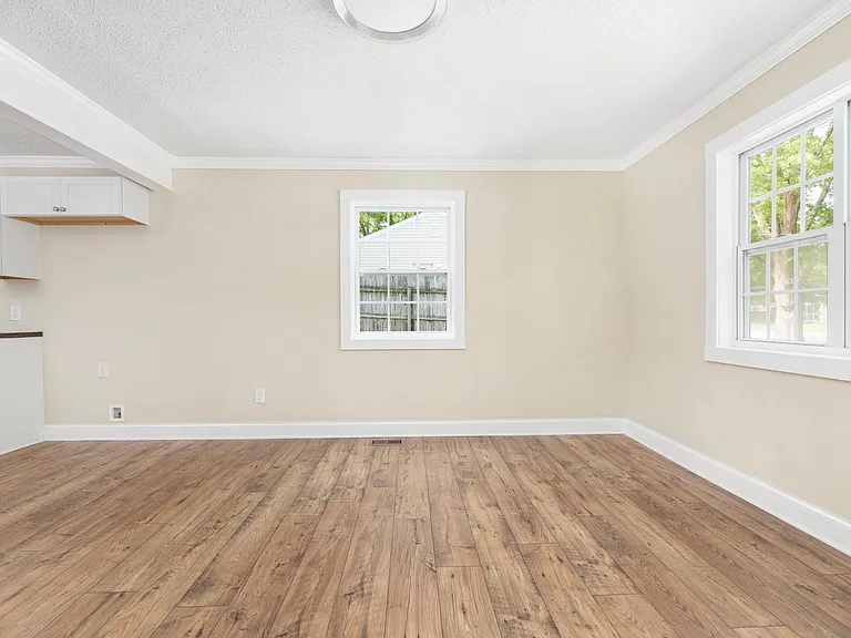 441 W Springs St — Photo 10
