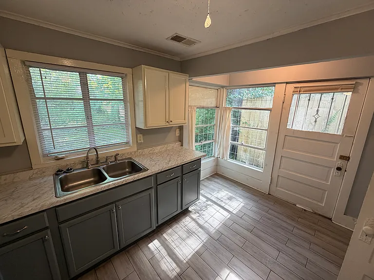 Room for small Dinette Set in the corner window