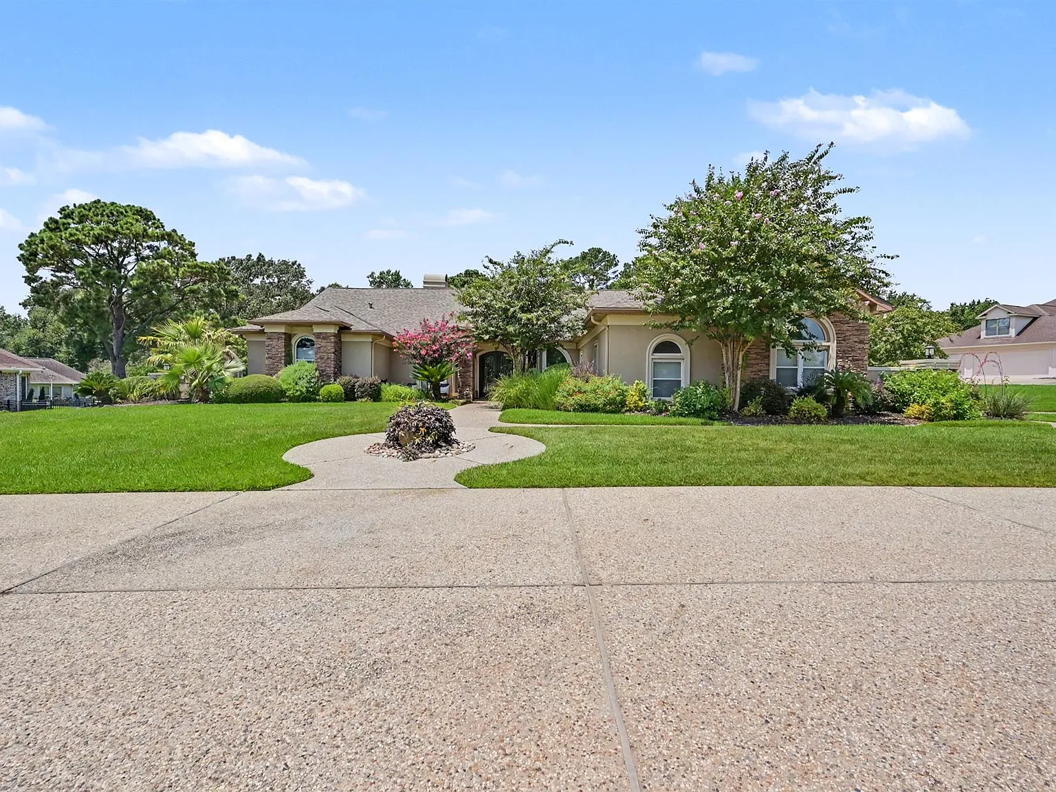 4 bed, 4.0 bath, 4049 sqft, $5,500 — Photo 2