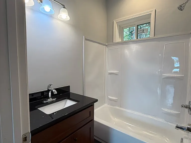 312 Kingston Ave NE — Photo 16