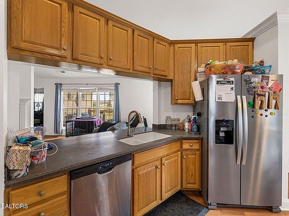 3rd image of 186 Country Way Rd