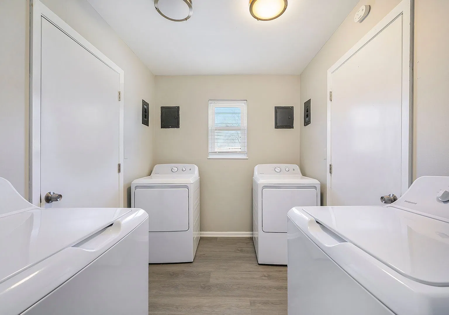 2BR/1BA Gladstone - Washer/Dryer in unit — Photo 4
