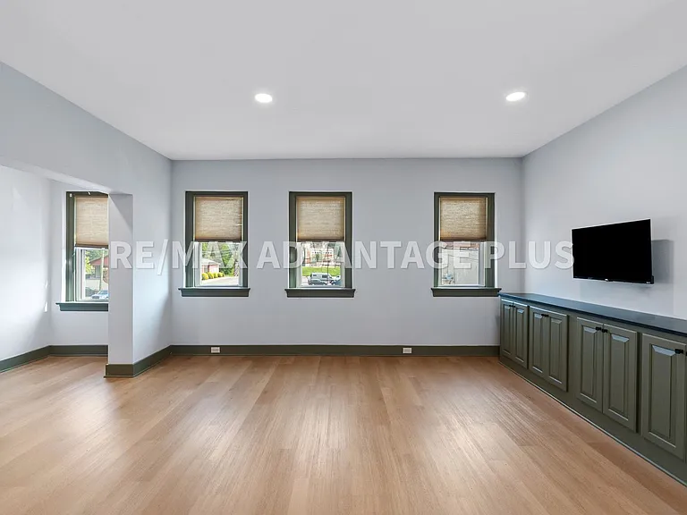 118 W 3rd St — Photo 12