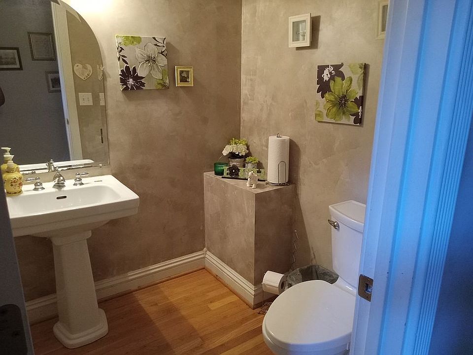 Main level 1/2 bath