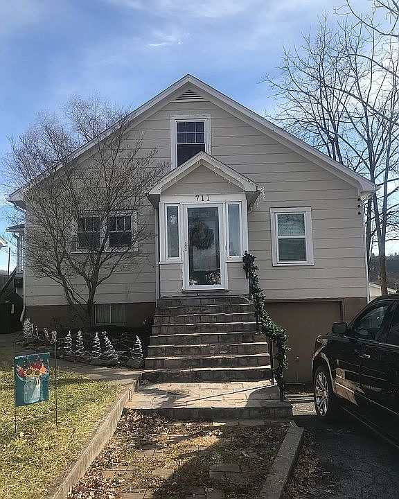 711 Knob St Front View