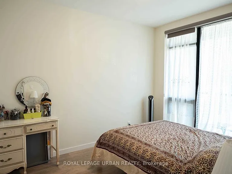 690 King St W #215 — Photo 7