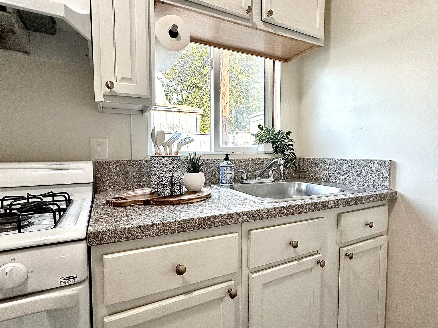 2727 N Mountain View Ave — Photo 3