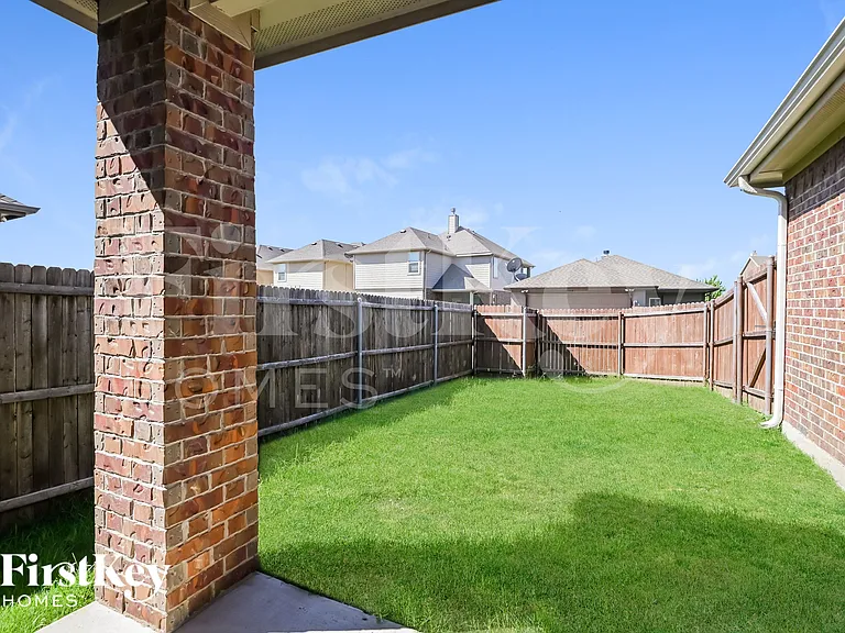 1309 Honeywood Ln — Photo 14