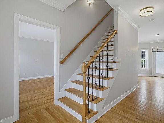 5th image of 1445 Meadowlands Dr