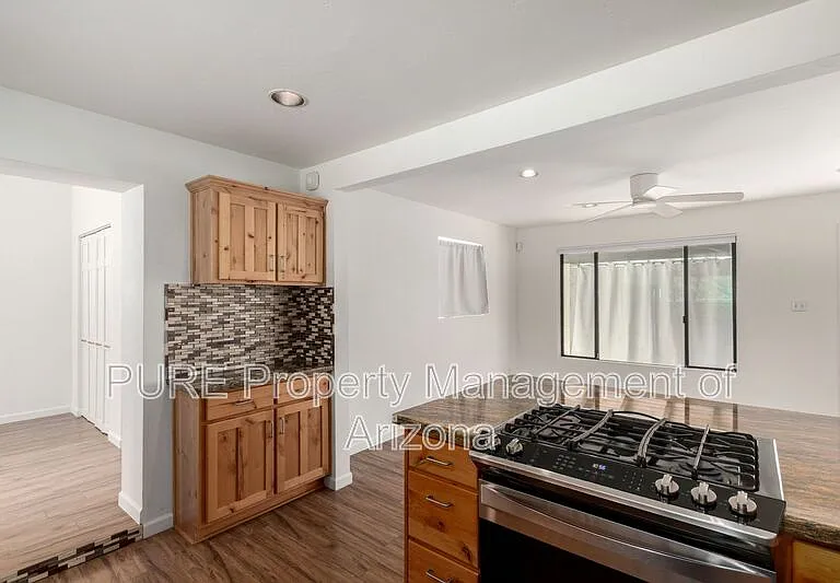 1526 E Griswold Rd — Photo 8