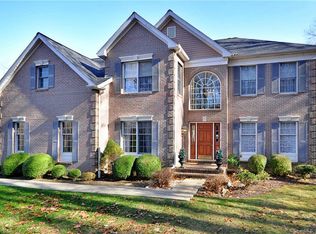 27 Equestrian Rdg, Newtown, CT 06470