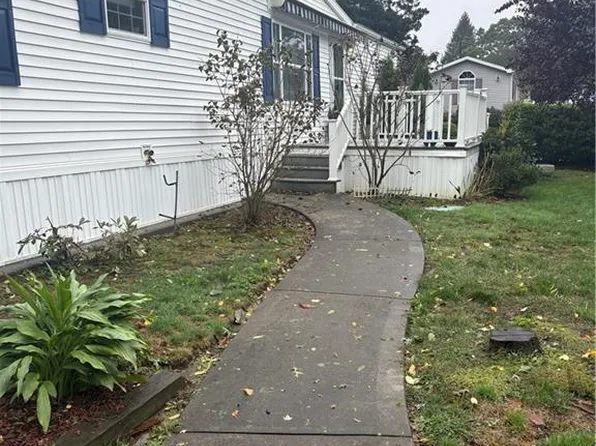 24 Krzak Rd, North Kingstown, RI 02852