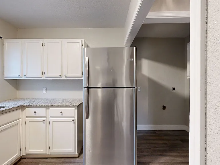 906 Estelle Ave — Photo 3