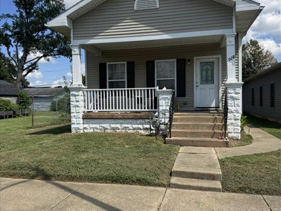 1st image of 922 SE 8th St