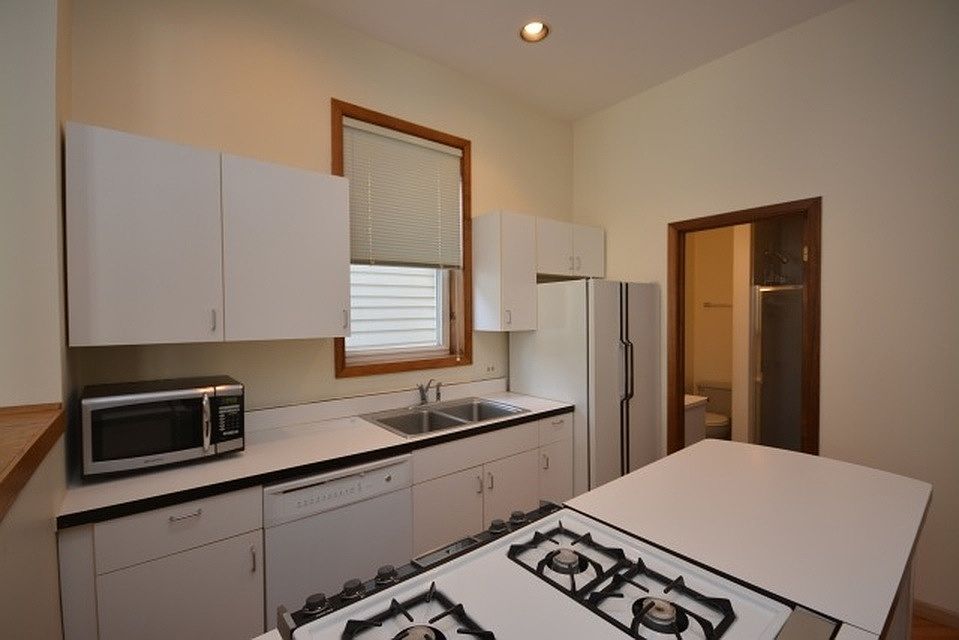 2nd image of 3125 N Kenmore Ave #2F