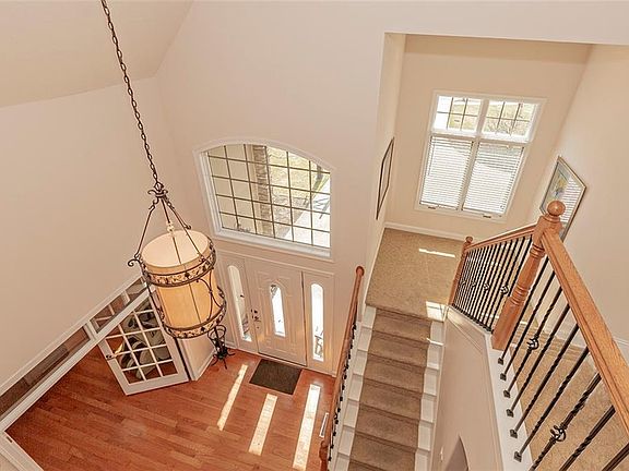 3rd image of 590 Beacon Hill Dr