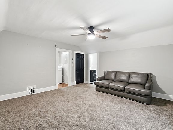 5th image of 334 1/2 W 9th St #1