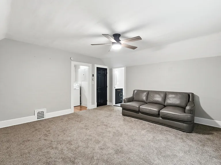 334 1/2 W 9th St #1 — Photo 5