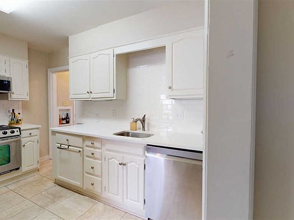 5th image of 53 N Larchmont Dr
