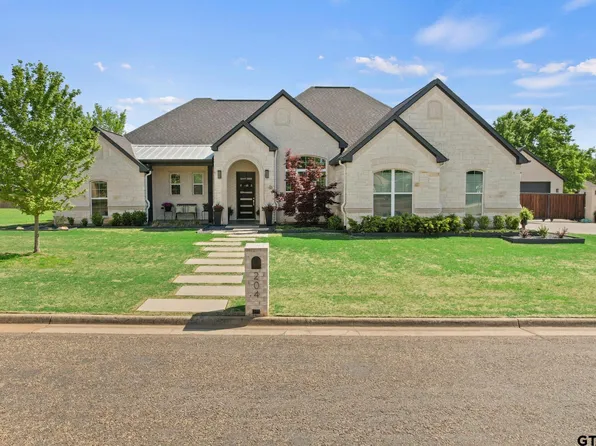 204 Devonshire St, Mount Pleasant, TX 75455