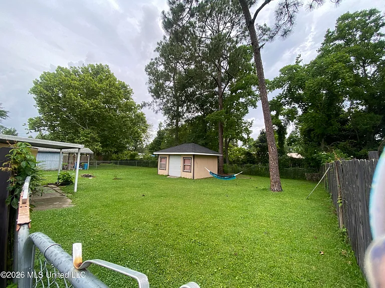 218 Alverado Dr — Photo 14