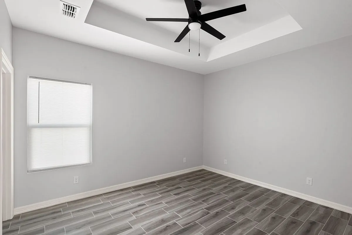 3 bed, 2.0 bath, 1100 sqft, $1,300 — Photo 3