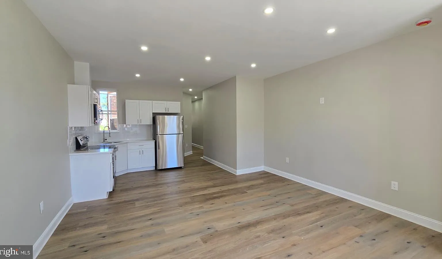 2 bed, 1.0 bath, 1830 sqft, $1,300 — Photo 2