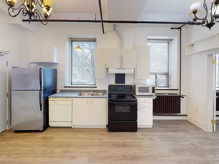 1152 Gerrard St E — Photo 5