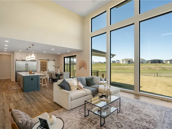 4728 162nd St, Urbandale, IA 50323