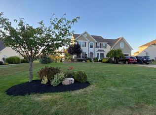 17 Saddlebrook Ct, Orchard Park, NY 14127