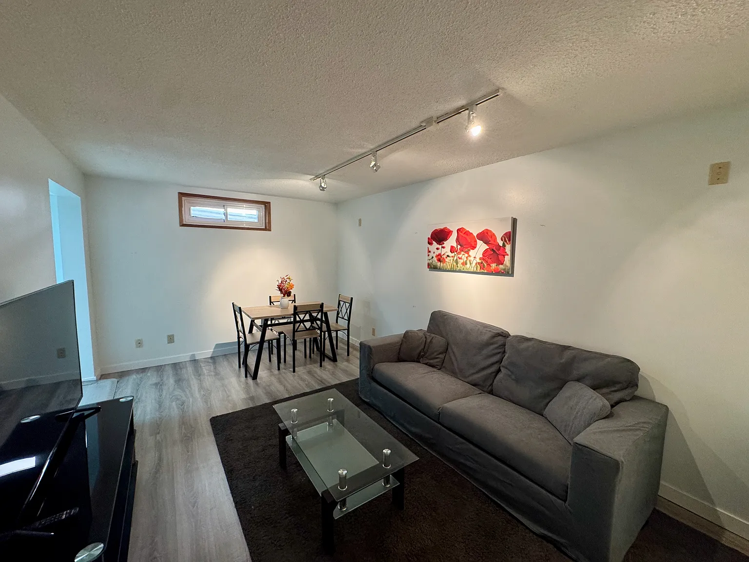 Furnished 2 Bed 1 Bath BSMT Suite Ottewell Edmonton — Photo 3