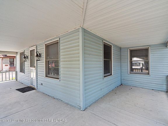 5th image of 832 E Grand River Ave