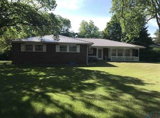 301 N Douglas St, Howard, SD 57349