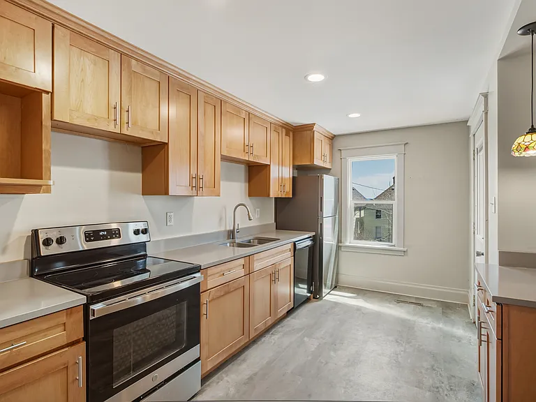 512 E 8th St — Photo 32