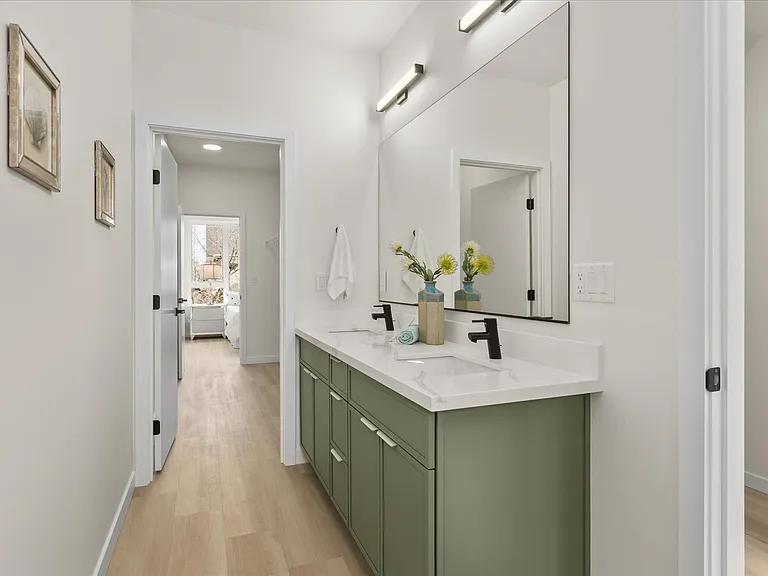 255 E Louisa St — Photo 29