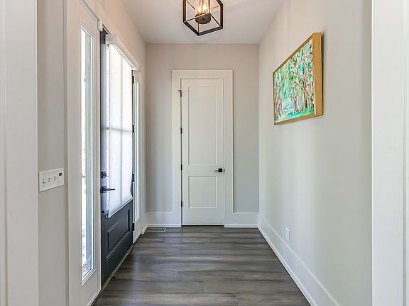 5th image of 704 W End Cir