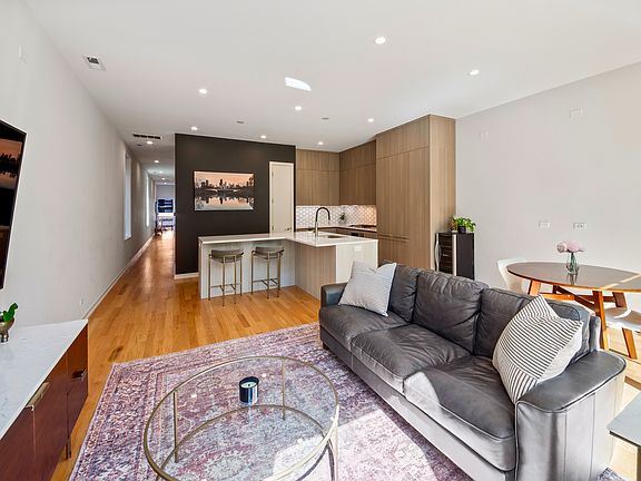 3rd image of 1104 N Marshfield Ave APT 2
