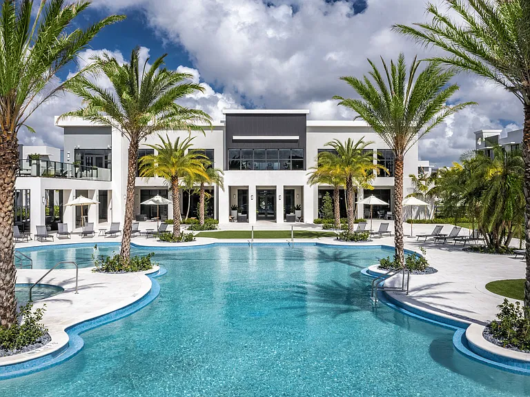 Manor Hialeah — Photo 1