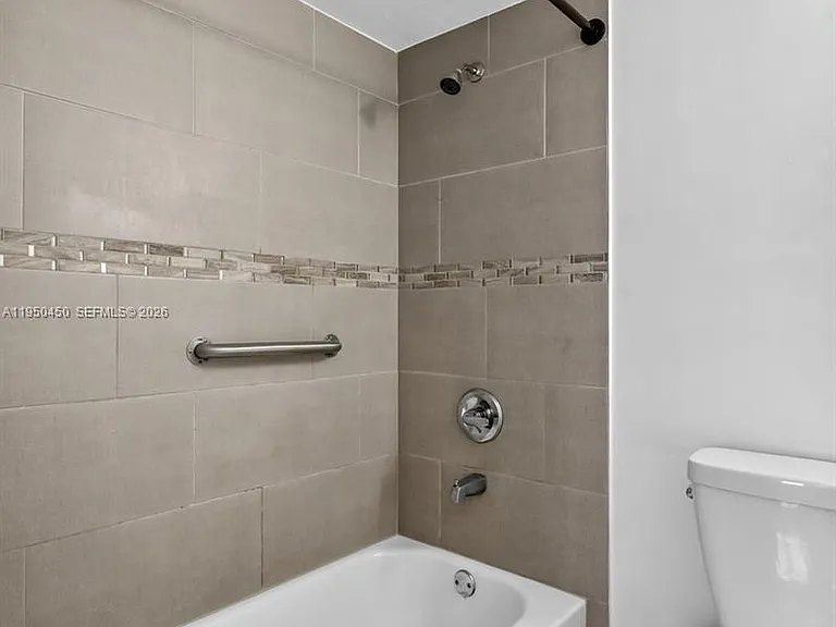 1498 NE 180th St — Photo 30