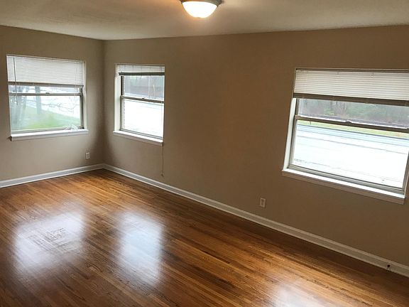 SPACIOUS BRIGHT LIVING ROOM
